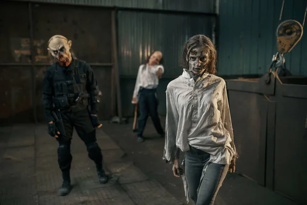 Zombies Recherche Viande Fraîche Dans Une Usine Abandonnée Endroit Effrayant — Photo