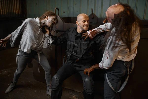 Militärmann Kämpft Mit Zombies Verlassener Fabrik Beängstigender Ort Horror Der — Stockfoto