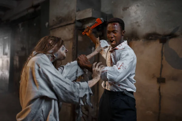 Homem Com Chave Cano Mata Zombie Fêmea Perseguição Mortal Horror — Fotografia de Stock