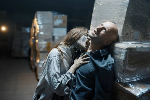 Weiblicher Zombie Beißt Einen Mann Den Hals Todesfalle Tödliche Verfolgungsjagd — Stockfoto