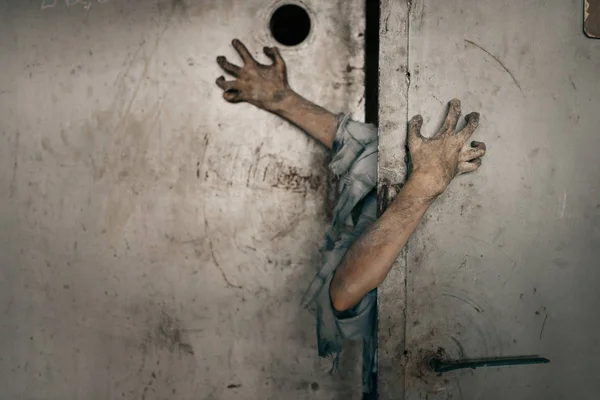僵尸的手伸出电梯门 致命的追捕 城市里的恐怖令人毛骨悚然的爬虫袭击世界末日的启示录血腥怪物 — 图库照片