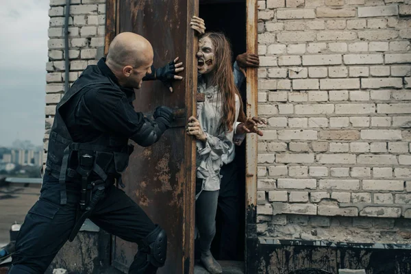 Militar Deja Que Los Zombies Techo Edificio Persecución Mortal Horror —  Fotos de Stock