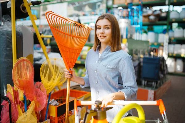 Vrouwelijke Consument Die Tuingereedschap Winkel Voor Tuinders Kiest Vrouw Koopt — Stockfoto