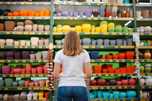 Femme Client Sur Étagère Avec Pots Fleurs Vue Arrière Magasin — Photo