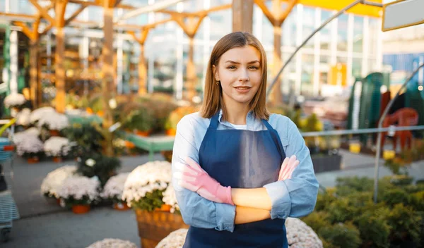 Mujer Jardinero Posa Tienda Jardinería Vendedora Mujer Vende Plantas Floristería —  Fotos de Stock