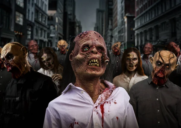 市中心夜晚街上的僵尸 致命的怪物军队 城市里的恐怖令人毛骨悚然的爬虫袭击世界末日的世界末日 — 图库照片