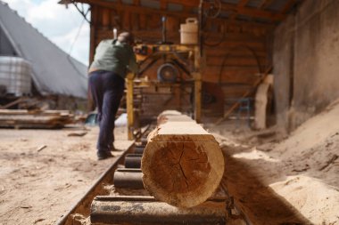 Joiner marangozluk, kereste endüstrisi ve marangozluk işlerinde çalışıyor. Fabrikada ahşap işleme, kereste deposunda kesme, kereste kesme.
