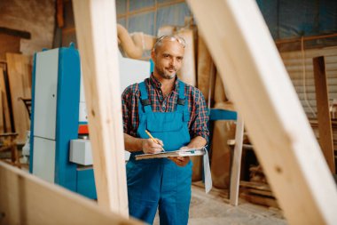 Marangozluk, ahşap işçiliği, kereste endüstrisi, marangozluk. Mobilya fabrikasında ahşap işleme, doğal malzemelerin üretimi