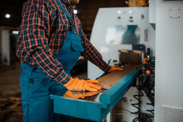 Trabajador Madera Uniforme Auriculares Trabaja Máquina Carpintería Industria Madera Carpintería — Foto de Stock