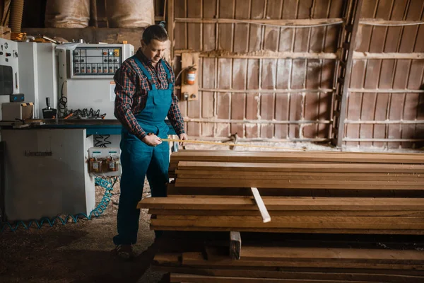 Timmerman Met Meetlint Meet Planken Houtbewerkingsmachine Achtergrond Houtindustrie Timmerwerk Houtbewerking — Stockfoto