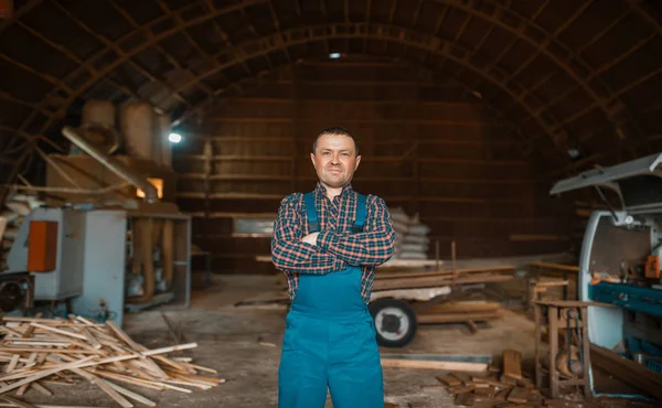 Trabajador Madera Uniforme Lugar Trabajo Aserradero Máquina Carpintería Fondo Industria — Foto de Stock