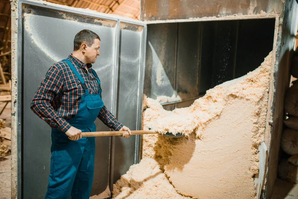 Timmerman Met Een Schop Verwijdert Zaagsel Houtbewerkingsfabriek Houtindustrie Timmerwerk Houtbewerking — Stockfoto