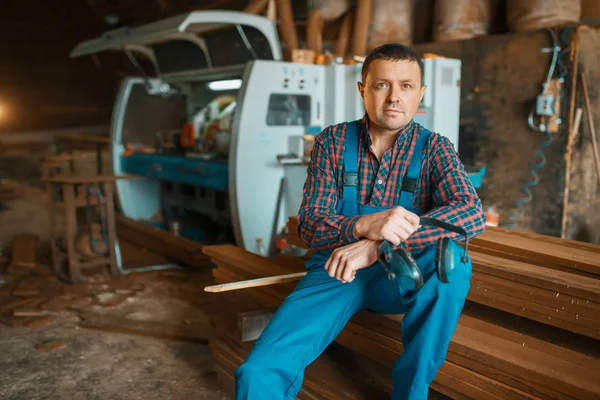 Joiner Uniforme Seu Local Trabalho Moinho Madeira Máquina Trabalhar Madeira — Fotografia de Stock