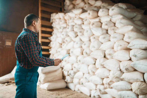 Üniformalı Bir Asker Kereste Fabrikasında Talaş Arka Planda Ahşap Işçiliği — Stok fotoğraf