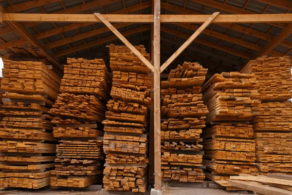 Raktár Kültéri Deszkák Senki Faipar Ácsipar Fafeldolgozás Gyárban Erdőfűrészelés Fatelepen — Stock Fotó