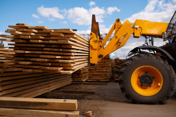 Forklift Loads Boards Lumber Yard Outdoor Autoloader Works Timber Mill — ストック写真