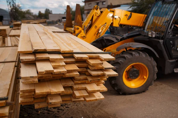 Vysokozdvižný Vozík Nakládá Prkna Venku Pile Autoloader Pracuje Dřevařském Skladu — Stock fotografie