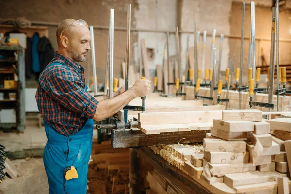 Menuisier Uniforme Serre Planche Dans Étau Menuiserie Industrie Bois Menuiserie — Photo