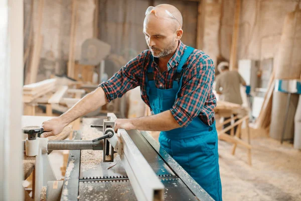 Timmerman Processen Karton Vliegtuig Machine Houtbewerking Hout Industrie Timmerwerk Houtbewerking — Stockfoto