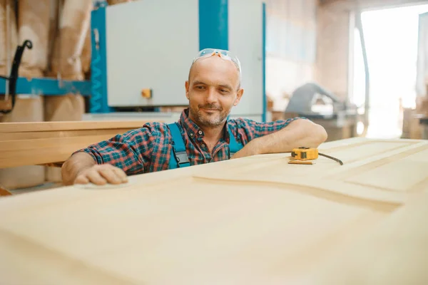 采购产品木匠 木门制造业 木材业 家具厂木制品加工 天然材料制品生产 — 图库照片