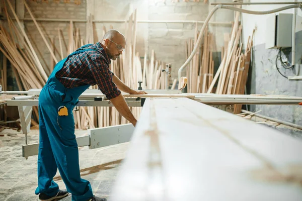 Carpintero Trabaja Con Máquina Carpintería Industria Madera Carpintería Moderna Procesamiento — Foto de Stock