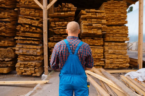 木材工場 木材産業 木工品の均一なチェックボードに参加します 工場での木材加工 製材所で見た森林 倉庫屋外 — ストック写真