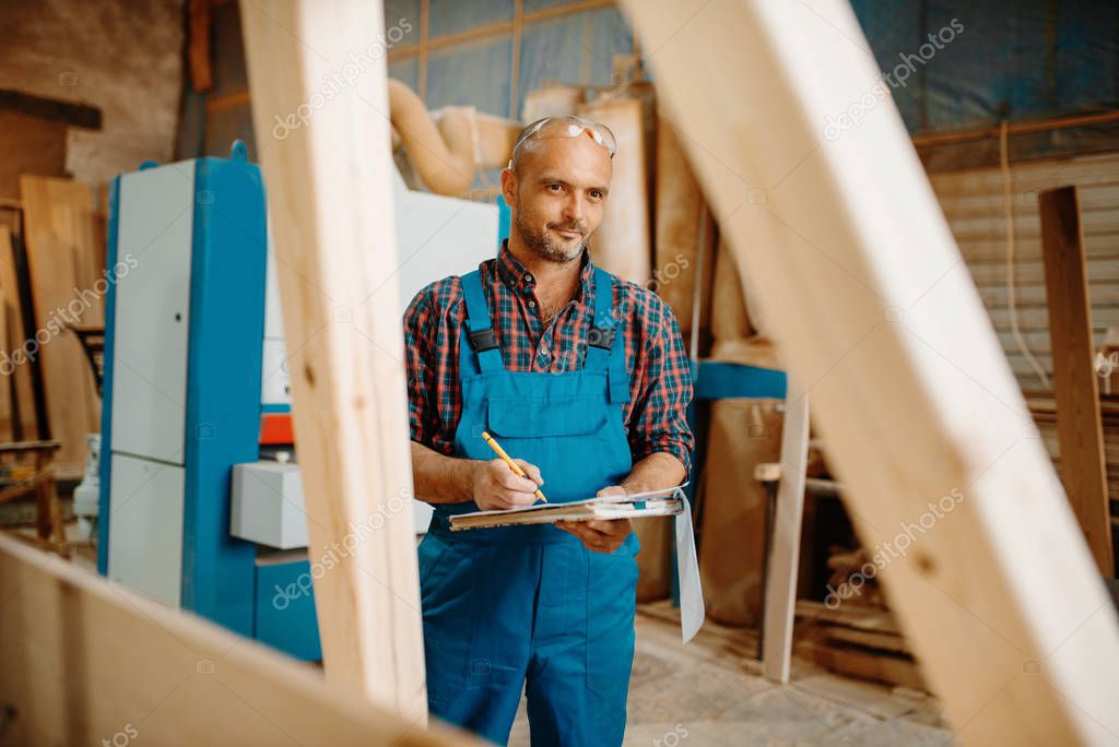 Carpintero con cuaderno, carpintería, industria maderera, carpintería