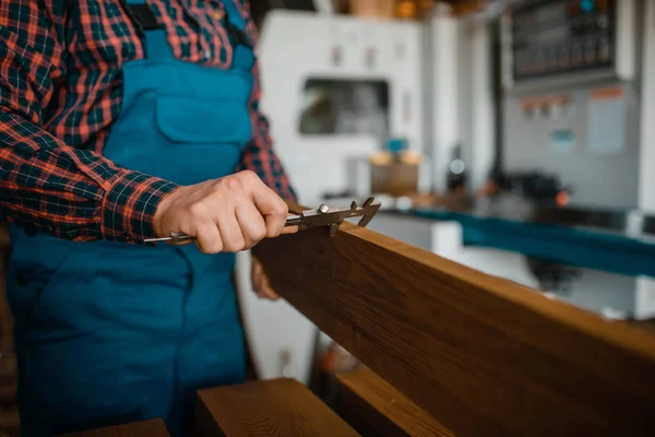 Timmerman Uniform Meet Het Bord Met Schuifmaat Houtbewerkingsmachine Achtergrond Houtindustrie — Stockfoto