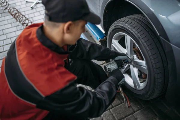 Mechanic Pneumatic Wrench Unscrews Wheel Tire Service Man Repairs Car — Stockfoto