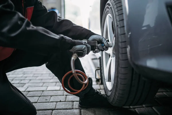 Mechaniker Mit Luftschlüssel Schrauben Das Rad Reifendienst Mann Repariert Autoreifen — Stockfoto