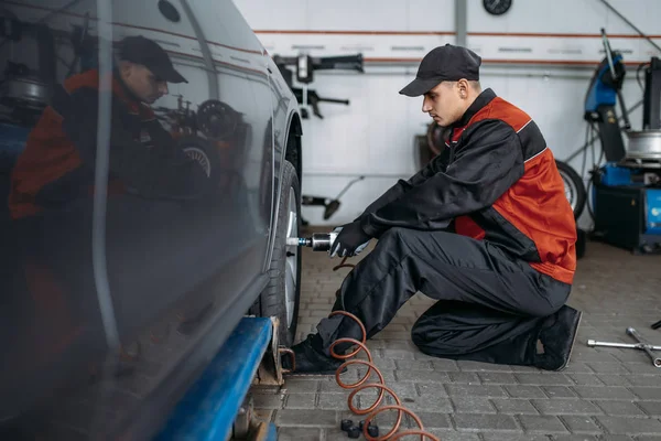 Mechanic Pneumatic Wrench Unscrews Wheel Tire Service Man Repairs Car — Stock Photo, Image