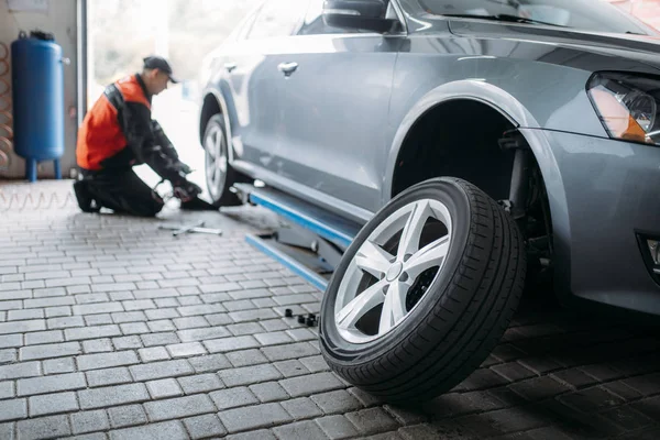 Ein Reparateur Mit Druckluftschlüssel Schraubt Das Rad Reifendienst Mann Repariert — Stockfoto