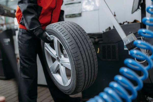 Repairman Puts Wheel Balancing Machine Tire Service Man Repairs Car — Stok fotoğraf