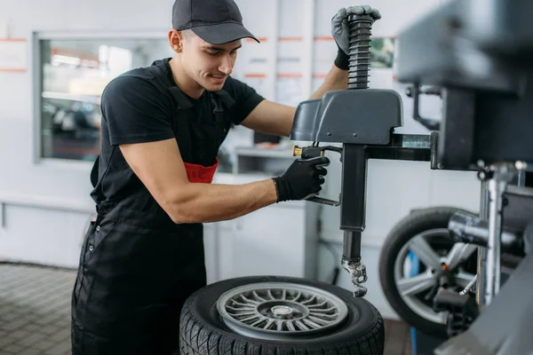 Mecánica Fijación Rueda Rota Máquina Montaje Neumáticos Servicio Reparación Hombre — Foto de Stock