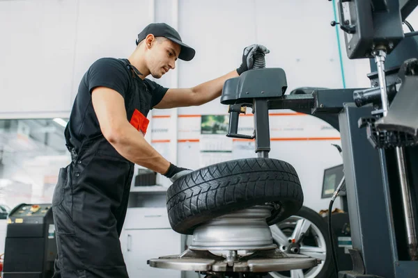 Pneu Mudança Mecânica Serviço Reparação Homem Conserta Pneu Carro Garagem — Fotografia de Stock