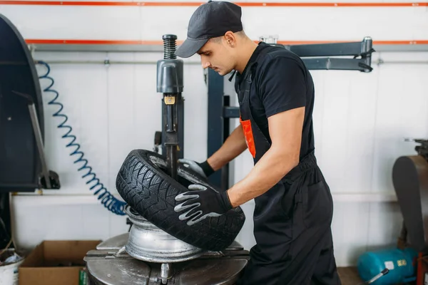 Mechanic Change Tire Repairing Service Man Repairs Car Tyre Garage — Stock Photo, Image