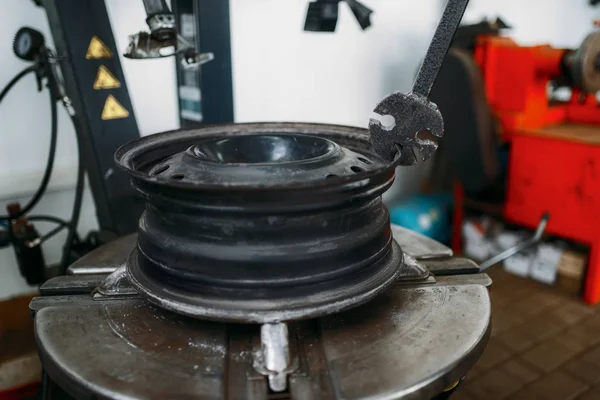 Mecánica Fijación Rueda Rota Servicio Reparación Neumáticos Hombre Repara Neumático —  Fotos de Stock