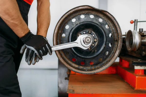 Mechanic Repairs Crumpled Disc Tire Repairing Service Man Fixing Car — Stock Photo, Image