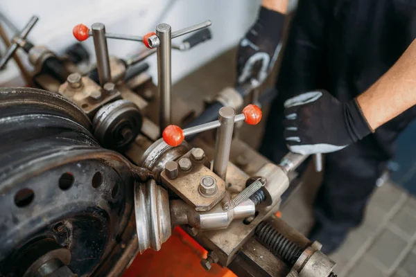 Auto Mechanik Pracuje Pogniecionym Kołem Tarczy Toczenia Maszyny Naprawy Opon — Zdjęcie stockowe