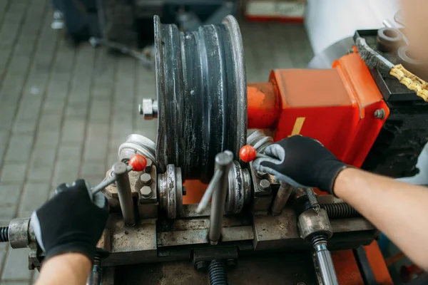 Auto Μηχανικός Λειτουργεί Τσαλακωμένο Τροχό Δίσκο Τροχαίο Μηχάνημα Ελαστικών Επισκευή — Φωτογραφία Αρχείου