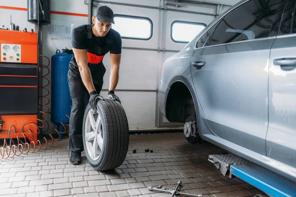 Auto Mechanic Uniform Holds Wheel Tire Service Worker Repairs Car — Stock Photo, Image