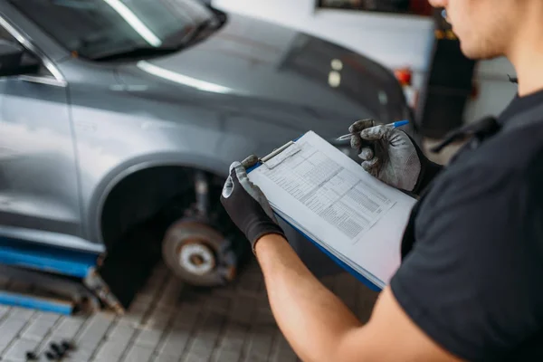 Automechanik Uniformě Inspekční Zprávu Servis Pneumatik Pracovník Opravuje Autoopravu Garáži — Stock fotografie