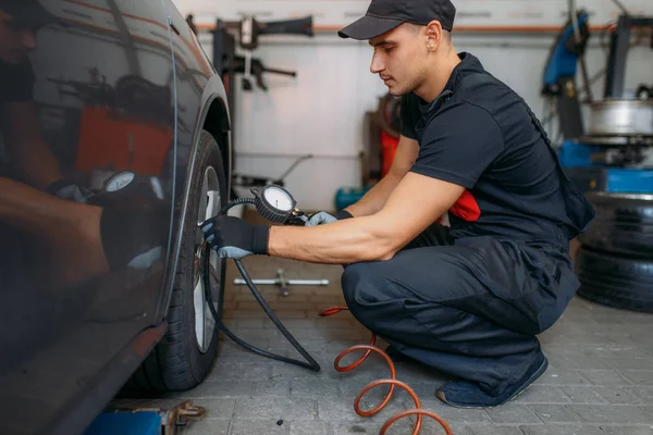 Auto Mechanik Sprawdza Ciśnienie Oponach Serwisie Naprawczym Mężczyzna Naprawia Opony — Zdjęcie stockowe