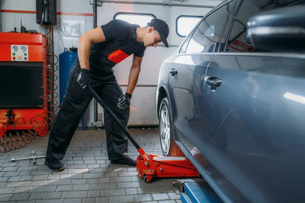 Auto Mechanic Jacks Car Tire Service Technician Repairs Car Tyre — Stock Photo, Image