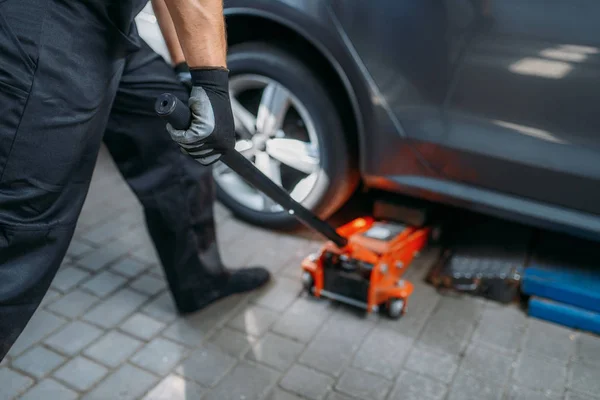 Auto Mecânico Macacos Carro Serviço Pneus Reparação Técnica Pneu Carro — Fotografia de Stock