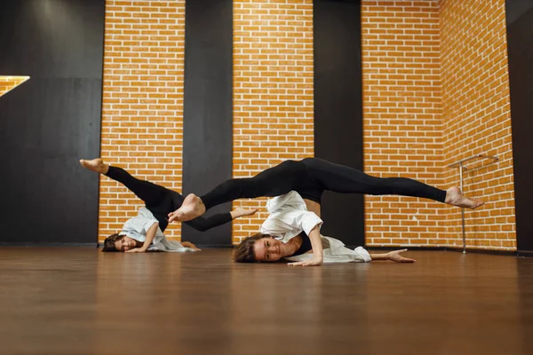 Два Современных Танцевальных Исполнителя Позируют Студии Обучение Танцовщиц Классе Современные — стоковое фото