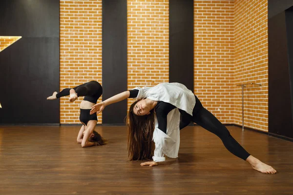 Two Contemporary Dance Performers Poses Studio Female Dancers Training Class — 스톡 사진