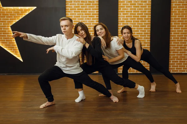 Artistas Danza Contemporánea Estudio Instantánea Acción Bailarinas Femeninas Masculinas Entrenando — Foto de Stock