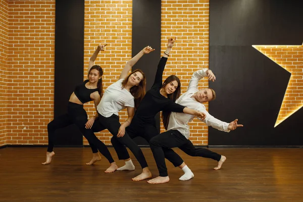 Contemporary Dance Performers Studio Snapshot Action Female Male Dancers Training — 스톡 사진