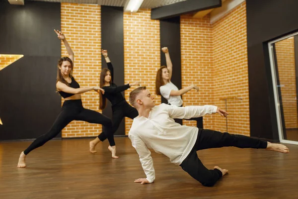 Zeitgenössische Tanzkünstler Posieren Studio Tänzerinnen Und Tänzer Trainieren Kurs Moderner — Stockfoto